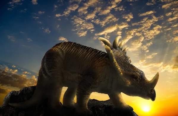 Dinosaurier auf einem Felsen — Stockfoto