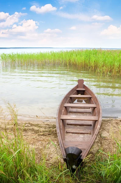 Boat on the bank of lake — Stock Photo, Image