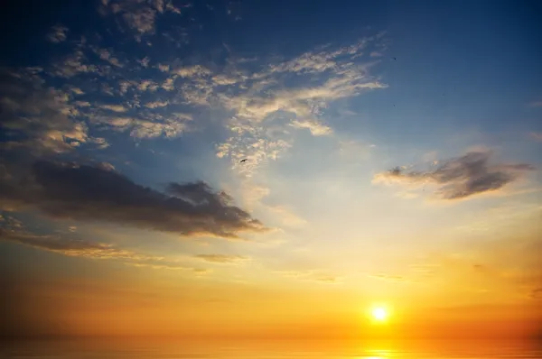 Prachtige zonsondergang boven de zee. — Stockfoto