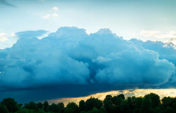 Fırtına bulutları görünümünü — Stok fotoğraf