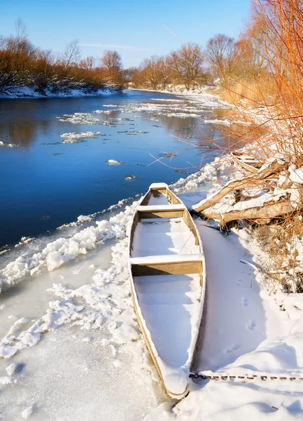 Boot am Ufer — Stockfoto