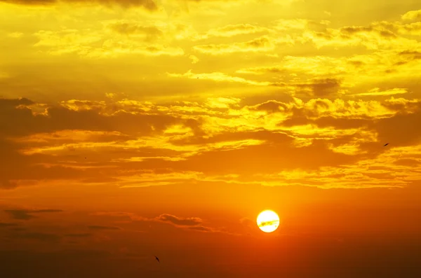 Hemelachtergrond op zonsondergang. — Stockfoto