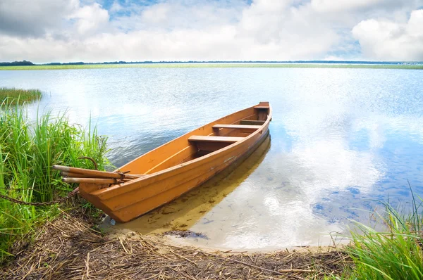 Barco en la orilla del lago —  Fotos de Stock