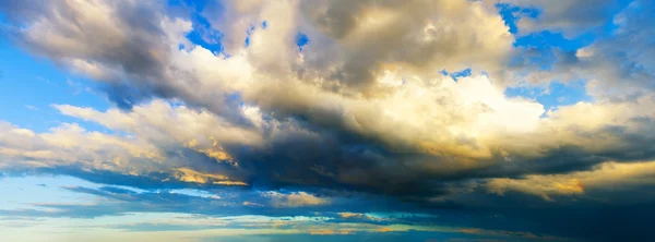 Yağmurlu, bulutlu gökyüzü — Stok fotoğraf