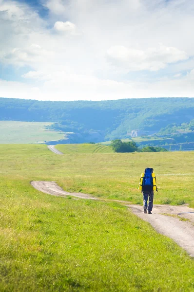 Uomo turista in montagna . — Foto Stock