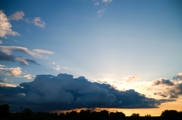 Vista das nuvens trovoadas — Fotografia de Stock