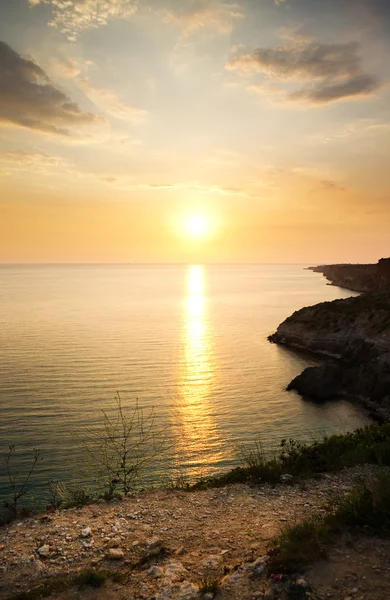 Laut dan batu saat matahari terbenam . — Stok Foto
