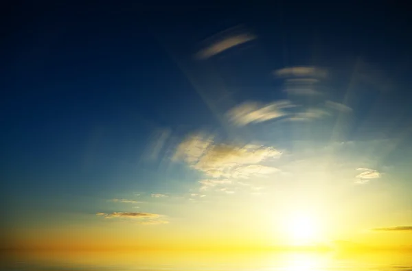 Belo pôr do sol acima do mar. — Fotografia de Stock