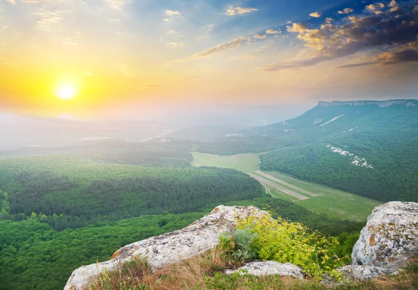 Zonsondergang in de zomer bergen. — Stockfoto