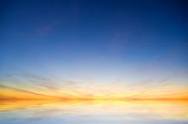 Fondo del cielo y reflejo del agua . —  Fotos de Stock