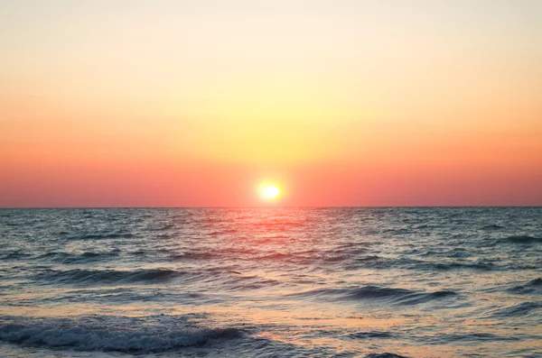 Mar contra o céu do pôr do sol . — Fotografia de Stock