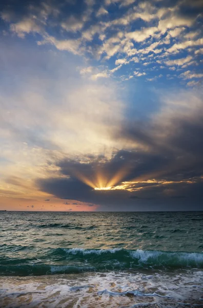 Ciel dramatique avec des nuages orageux — Photo