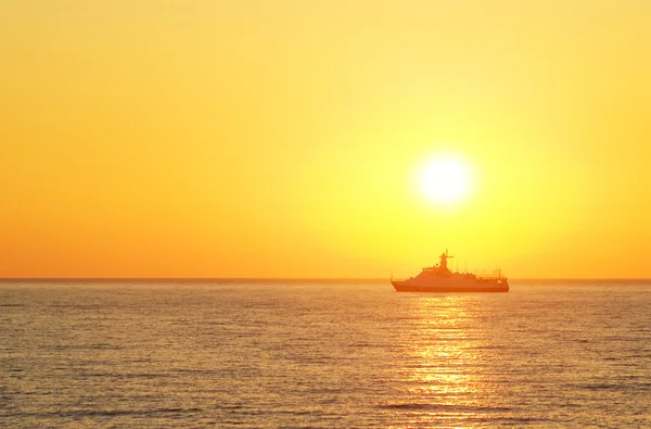 Nave da carico contro il tramonto colorato — Foto Stock