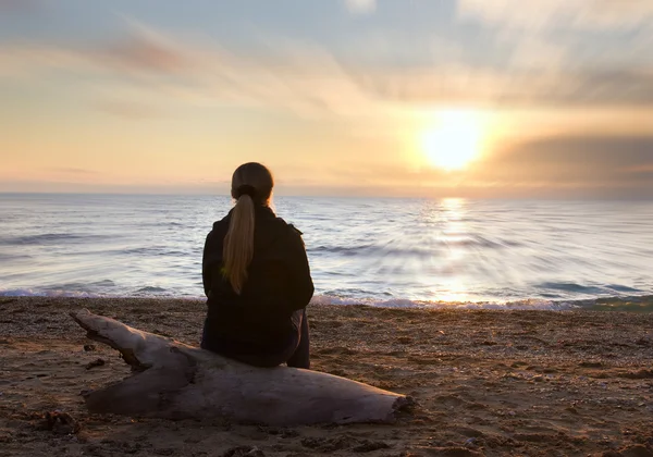 Female silhouette on seacoast — Stock Photo, Image