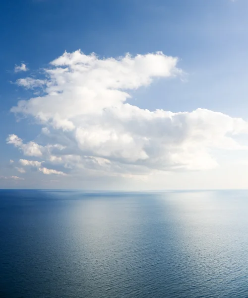 Mare azzurro e cielo nuvoloso su di esso — Foto Stock