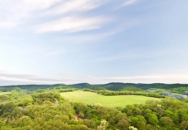 Sonniger Morgen in den Bergen. — Stockfoto