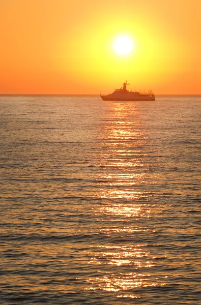 Nave da carico contro il tramonto colorato — Foto Stock