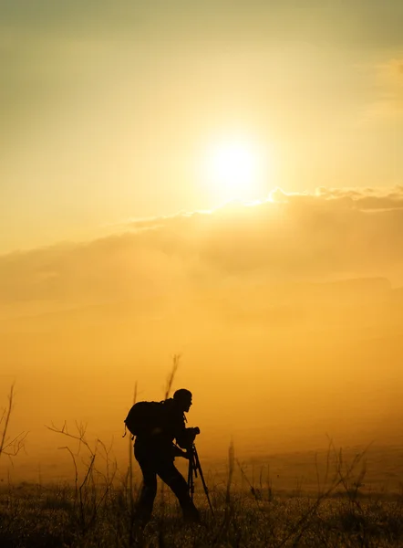 The photographer in mountains — Stock Photo, Image