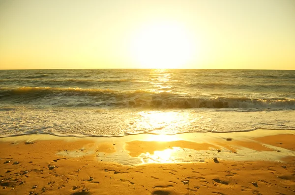 Zonsondergang op zee. — Stockfoto