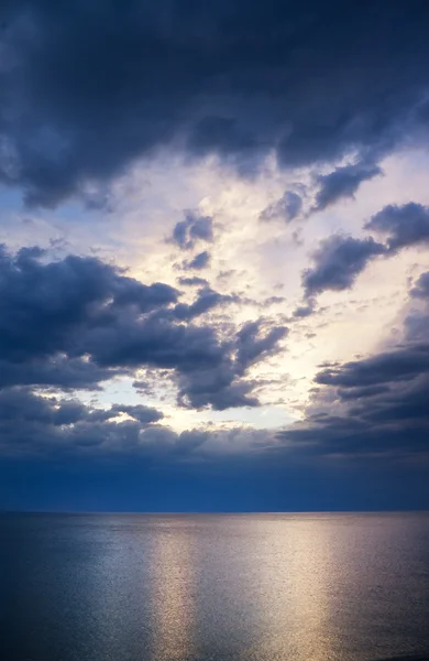 Ciel dramatique avec des nuages orageux — Photo