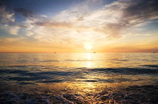 Solnedgång över havet. — Stockfoto