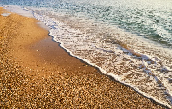 Kum plaj ve dalga. — Stok fotoğraf