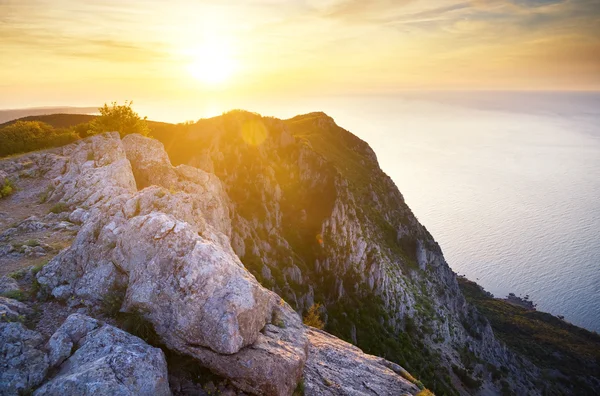 Puesta de sol en altas montañas . — Foto de Stock