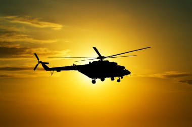 gün batımında helikopter