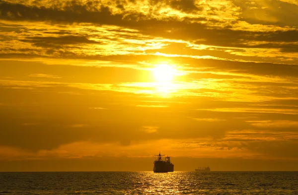 Tramonto colorato sul mare — Foto Stock