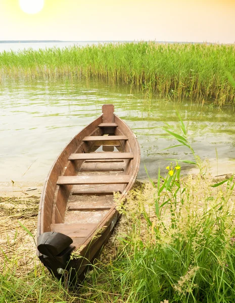 Boat at coast — Stock Photo, Image