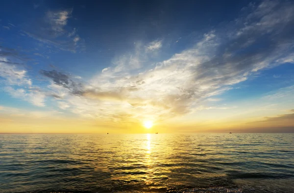 Salida del sol sobre el océano . — Foto de Stock