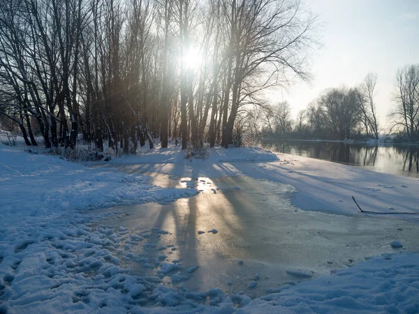 Panoramiczne Zdjęcie Zimowej Rzeki Śnieżnymi Brzegami Lodem — Zdjęcie stockowe
