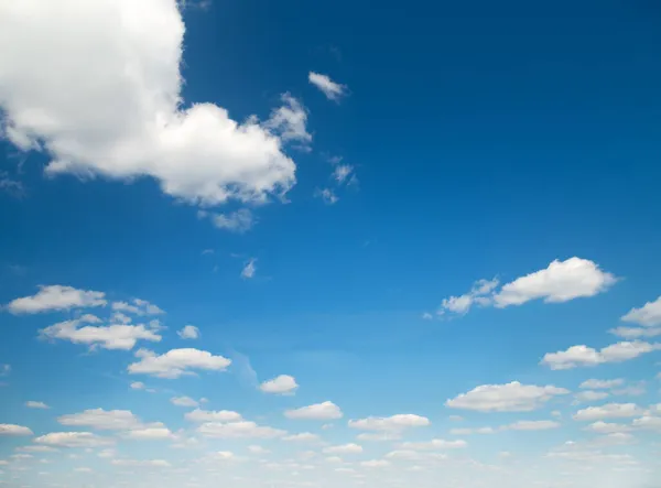 Paisagem Nublada Verão Dia Ensolarado Com Nuvens Brancas — Fotografia de Stock