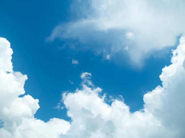 Dia Ensolarado Com Céu Azul Whith Nuvens Brancas — Fotografia de Stock