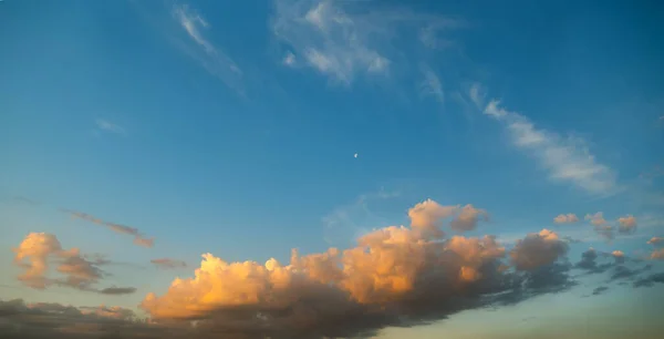 Der Mond Steht Himmel Über Den Abendwolken — Stockfoto