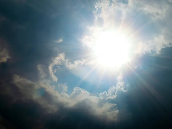 Rayos Sol Entre Nubes Tormenta —  Fotos de Stock