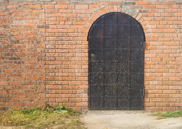 Dirty Brick Wall Old Arched Steel Door — Stock Photo, Image