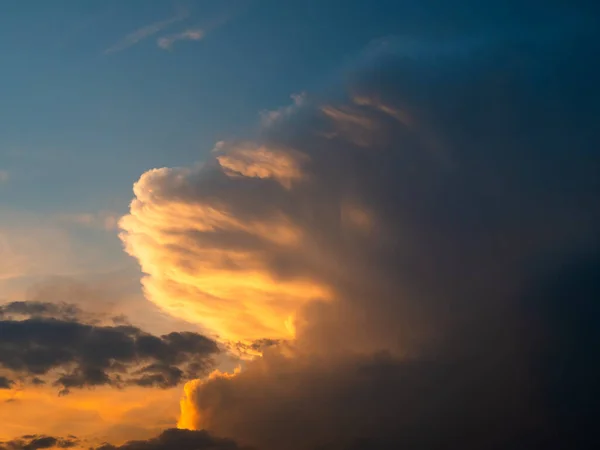 Nuvole Tramonto Una Forma Insolita Una Nuvola Che Sembra Testa — Foto Stock