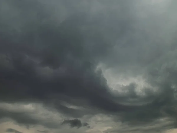 Fırtınalı Bulutlu Dramatik Bir Gökyüzü Doğa Bileşimi — Stok fotoğraf