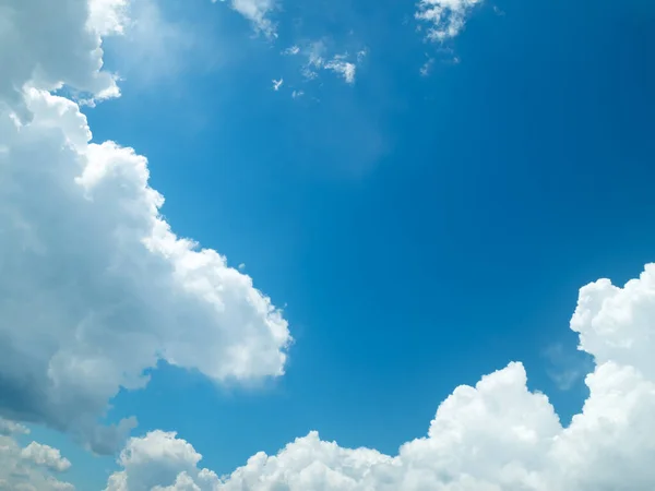 Mavi Gökyüzünde Beyaz Bulutlar Bulutlu Mavi Gökyüzü — Stok fotoğraf