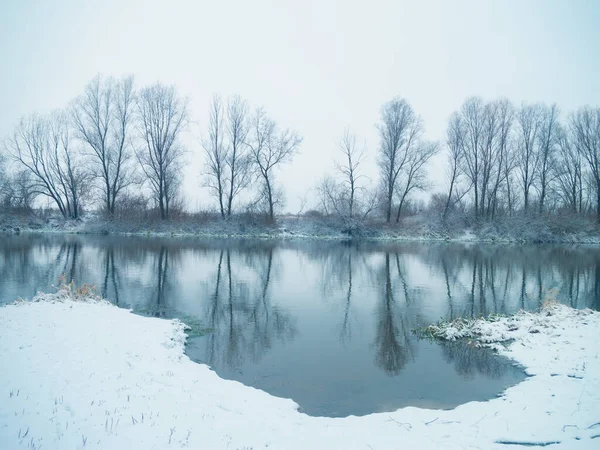 Barche Sulla Riva Del Fiume Inverno — Foto Stock