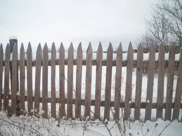 雪に濡れた冬の木の柵 — ストック写真