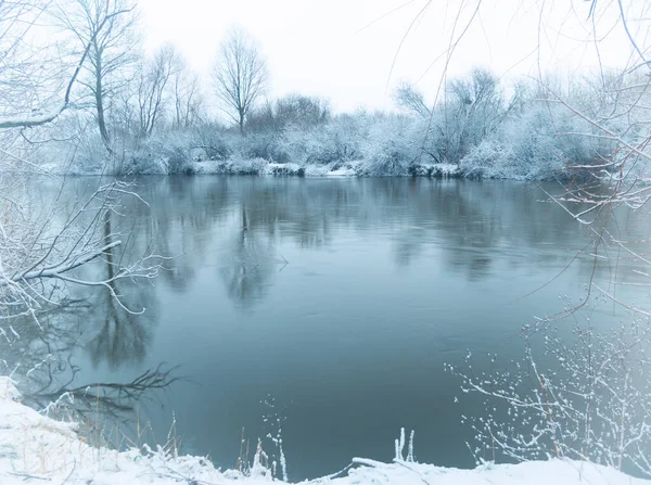 Fiume Invernale Mattino Presto Nebbioso — Foto Stock