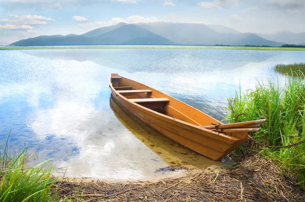 Деревянная Лодка Берегу Горного Озера — стоковое фото