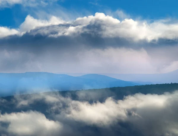 雲の間に山のピーク 美しい山の風景 — ストック写真