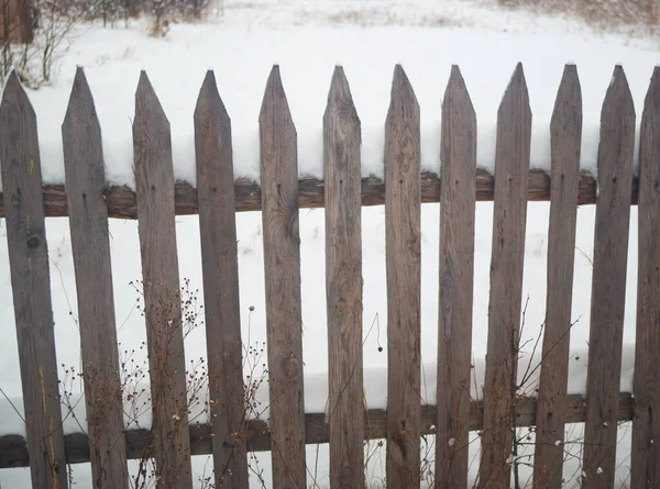 Drewniane Ogrodzenie Zimie Zakurzone Spadającym Śniegiem — Zdjęcie stockowe