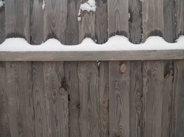 Kışın Ahşap Çitler Yağan Karla Kaplanır — Stok fotoğraf