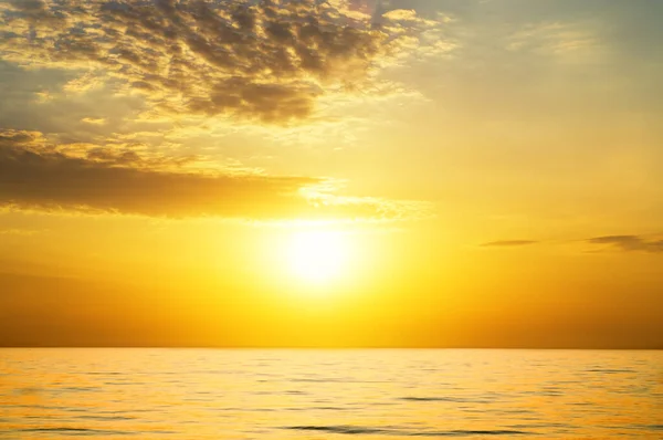 Sol Caliente Para Ponerse Detrás Del Horizonte Del Mar —  Fotos de Stock