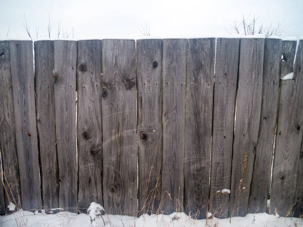 Dřevěný Plot Zimě Poprášený Padajícím Sněhem — Stock fotografie