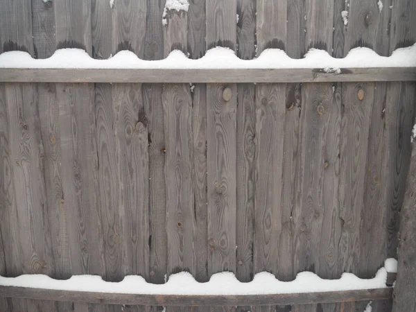 Drewniane Ogrodzenie Zimie Zakurzone Spadającym Śniegiem — Zdjęcie stockowe